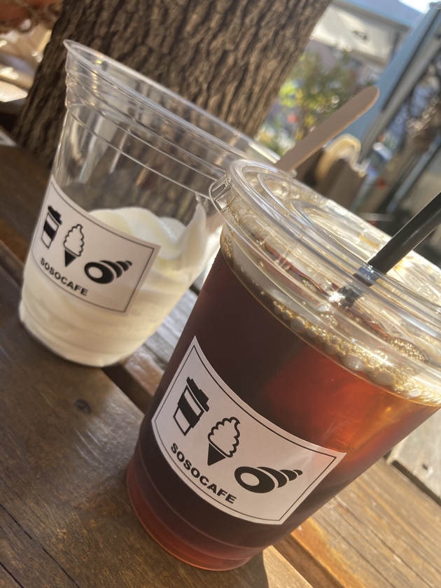 「SOSO CAFE」のアイスコーヒーとソフトクリーム
