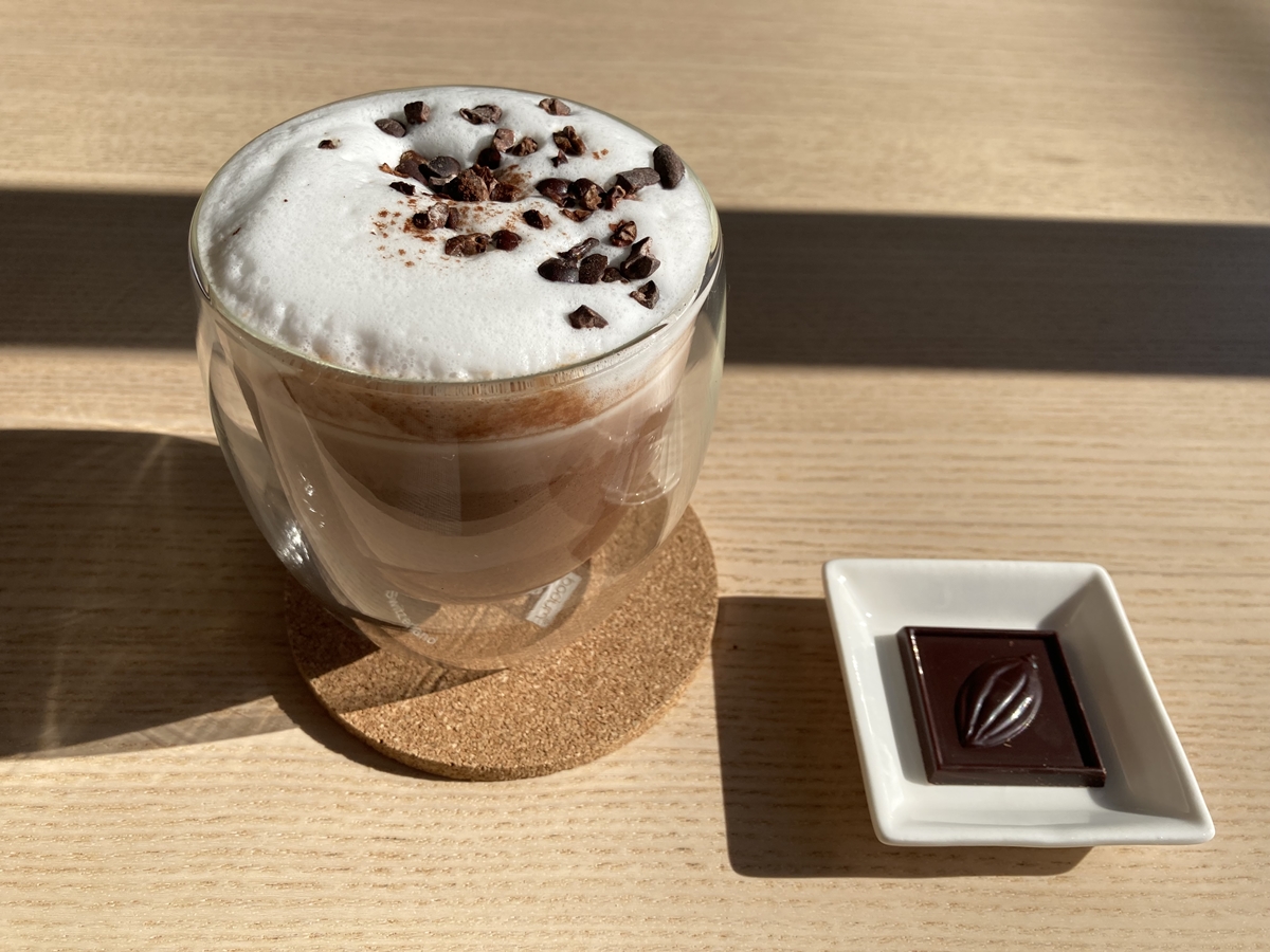 「ココマス チョコレート＆カフェ」はカカオ豆への熱いこだわりと、信頼が感じられるチョコレート専門店