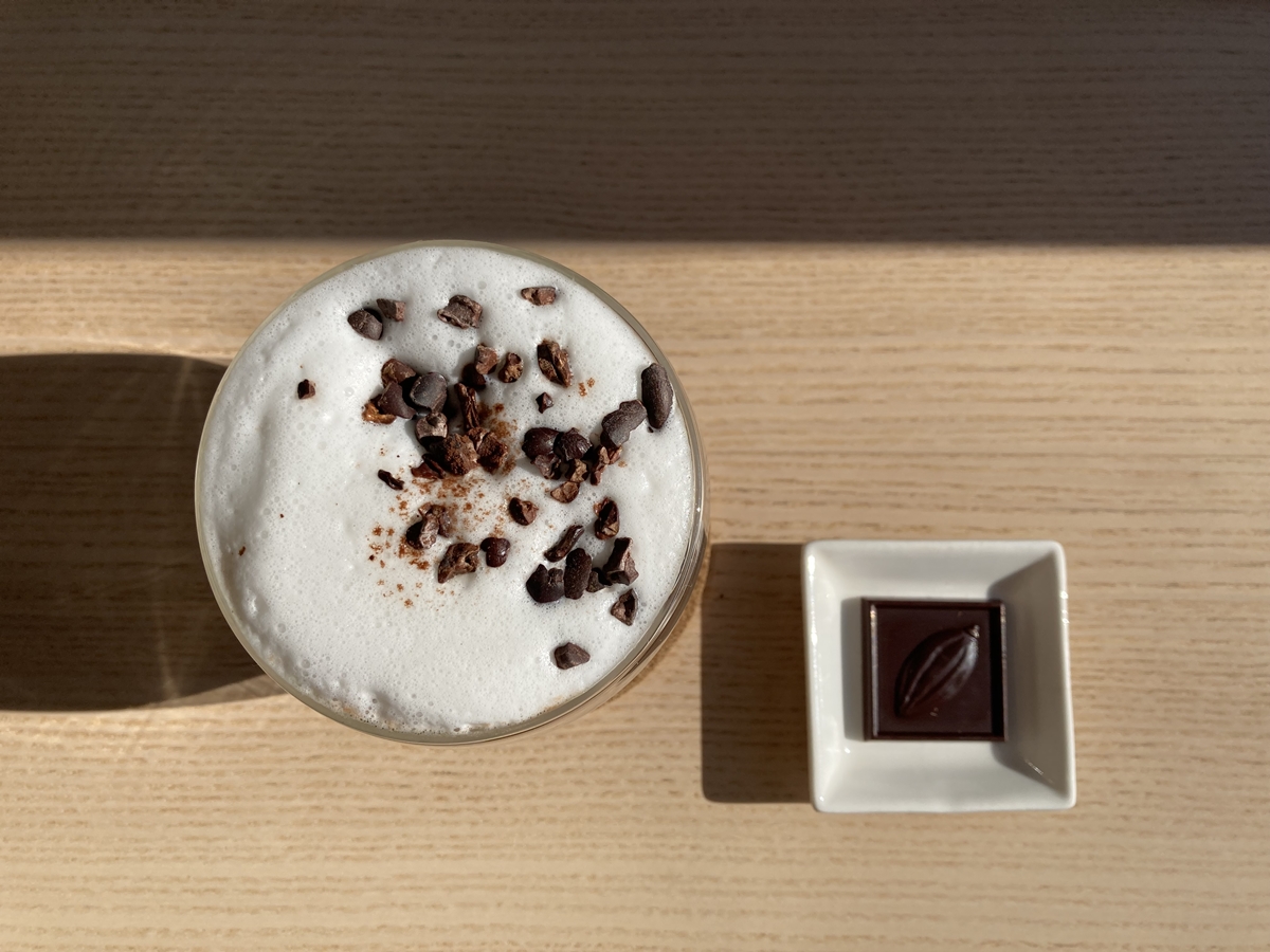 「ココマス チョコレート＆カフェ」のカカオラテとオリジナルチョコレート