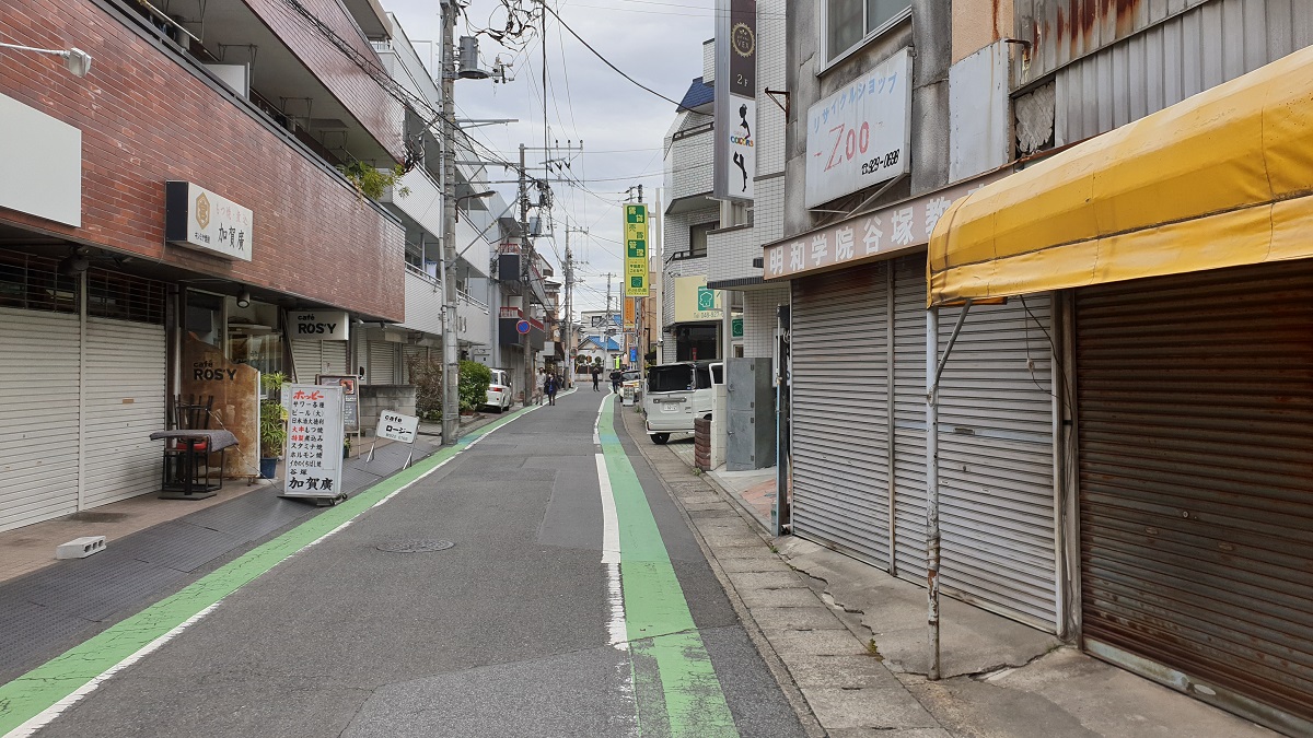 谷塚駅の東口を出てすぐのところに小さな商店が建ち並ぶ商店ロード