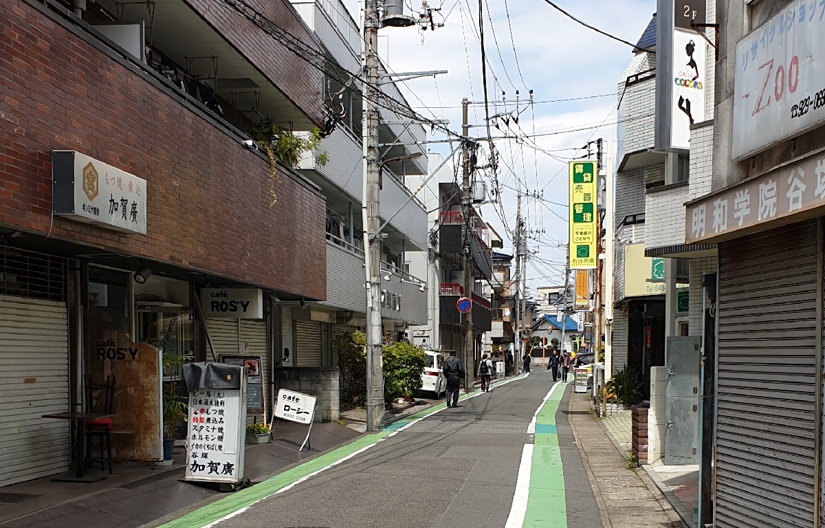 谷塚駅の東口を出てすぐのところに、小さな商店が立ち並ぶストリート
