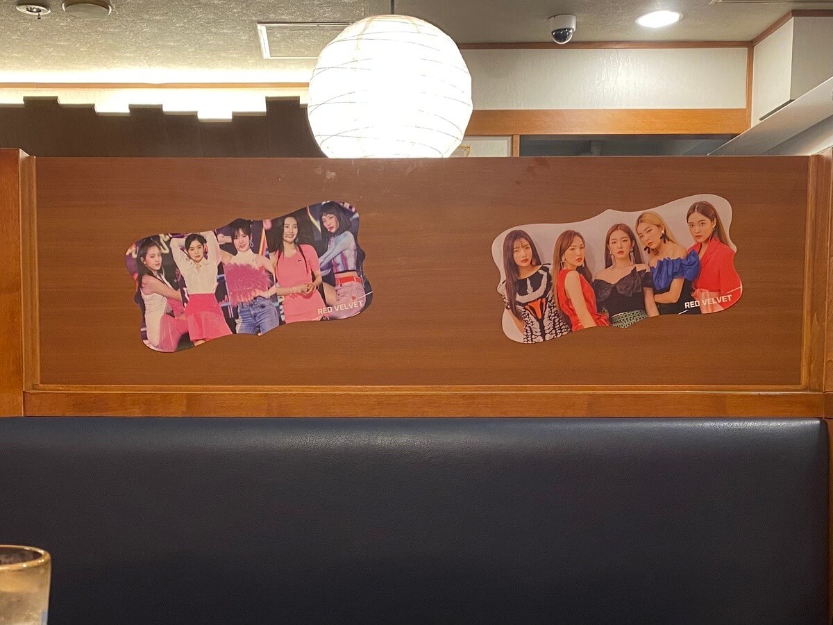 自分の推しグループの写真が張ってある席で食べる韓国料理は一段と気分を上げてくれます