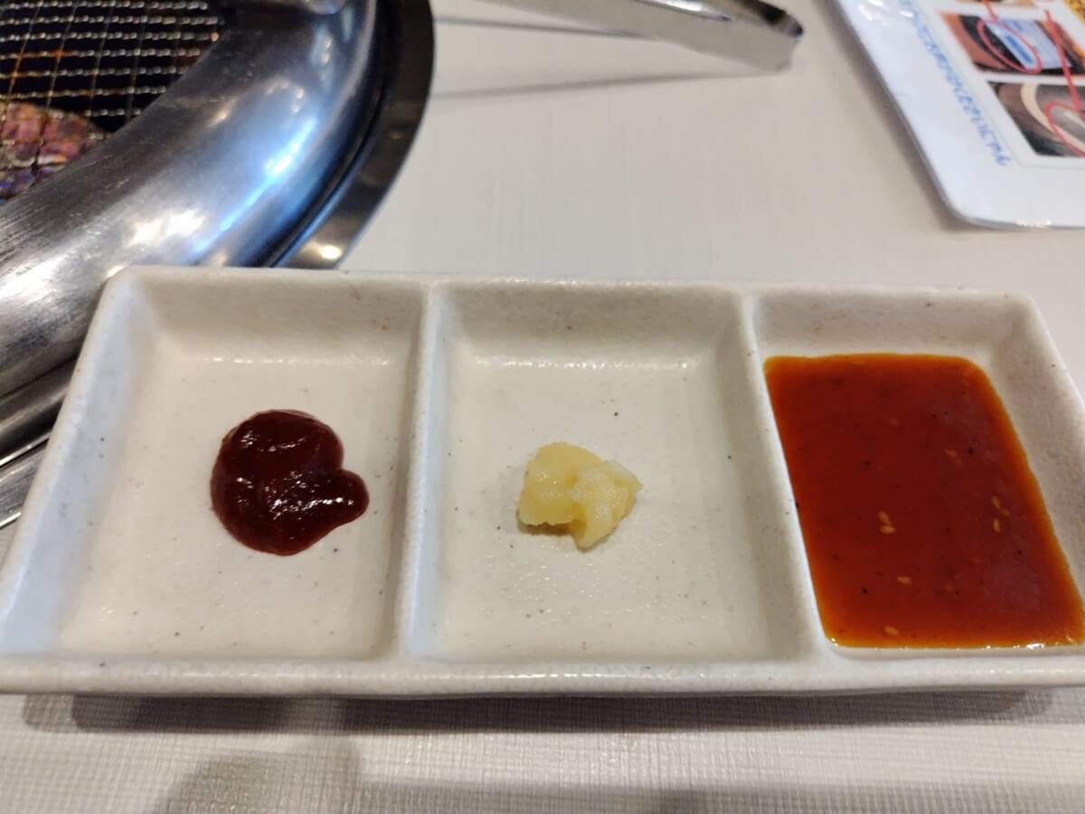 右から「オリジナル醬油ダレ・にんにく・コチュジャン」